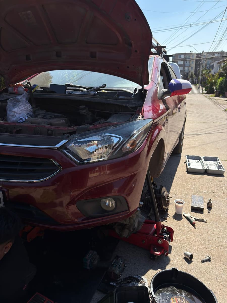 Reparación y diagnóstico de compresor de aire acondicionado automotriz en Santiago
