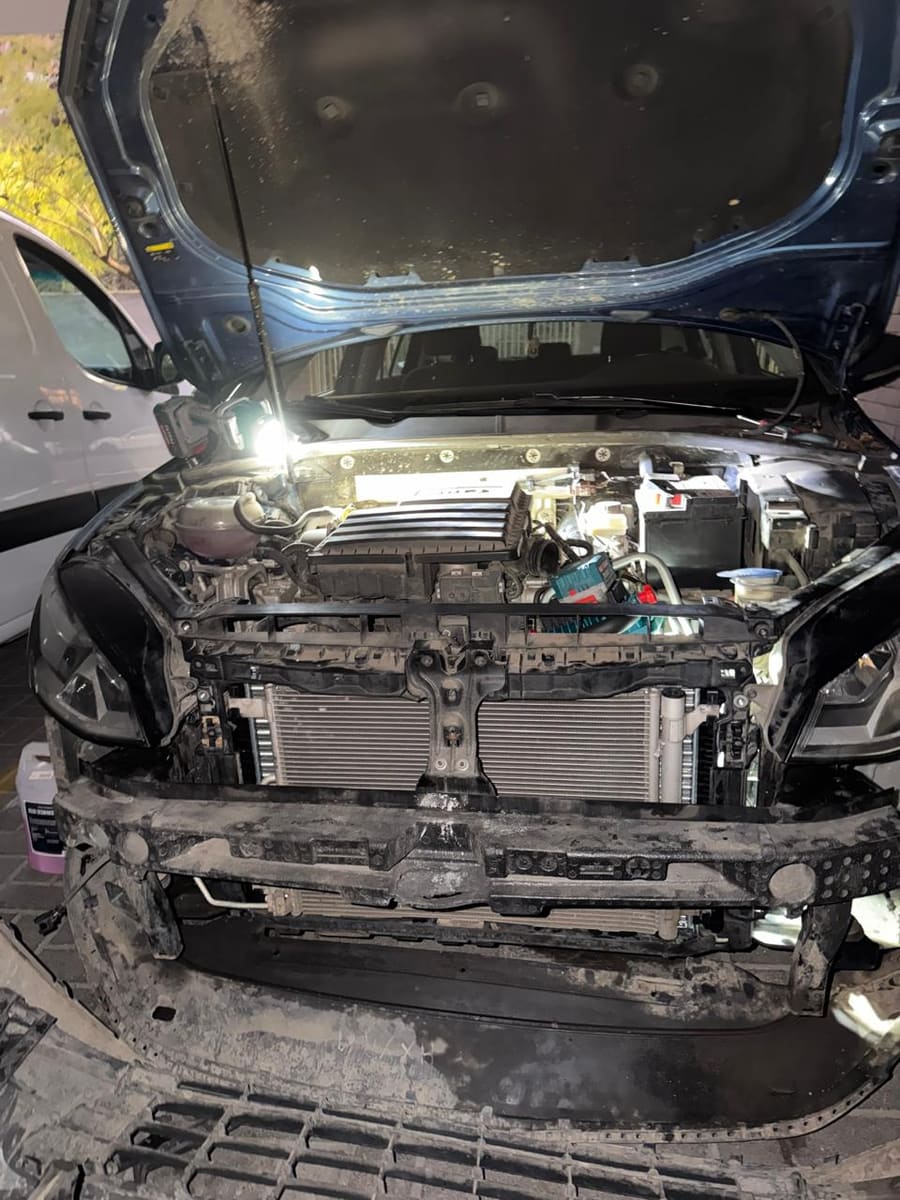 Técnico certificado realizando recarga de gas R134a a automóvil a domicilio en RM